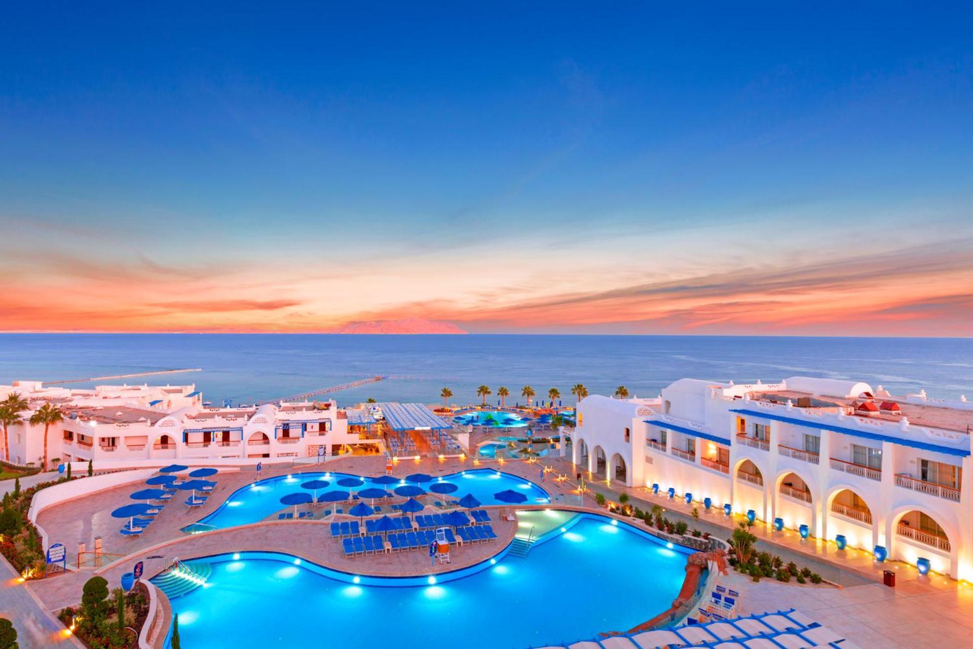 Pickalbatros Palace Sharm - "Aqua Park" Exterior foto Sunset at the Iberostar Royal at the Mediterranean Sea