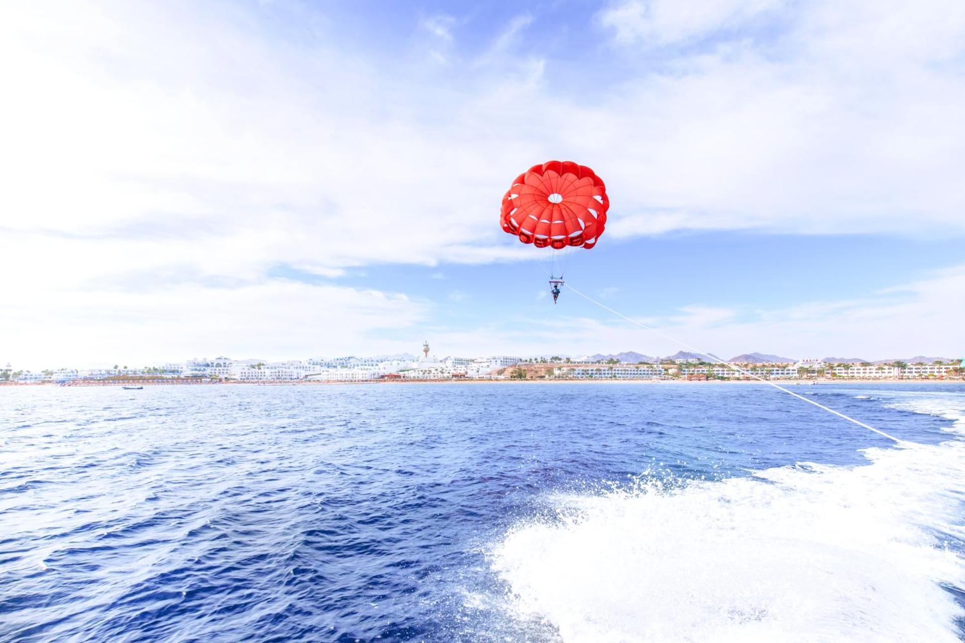 Pickalbatros Palace Sharm - "Aqua Park" Exterior foto Parasailing in Hurghada, Egypt