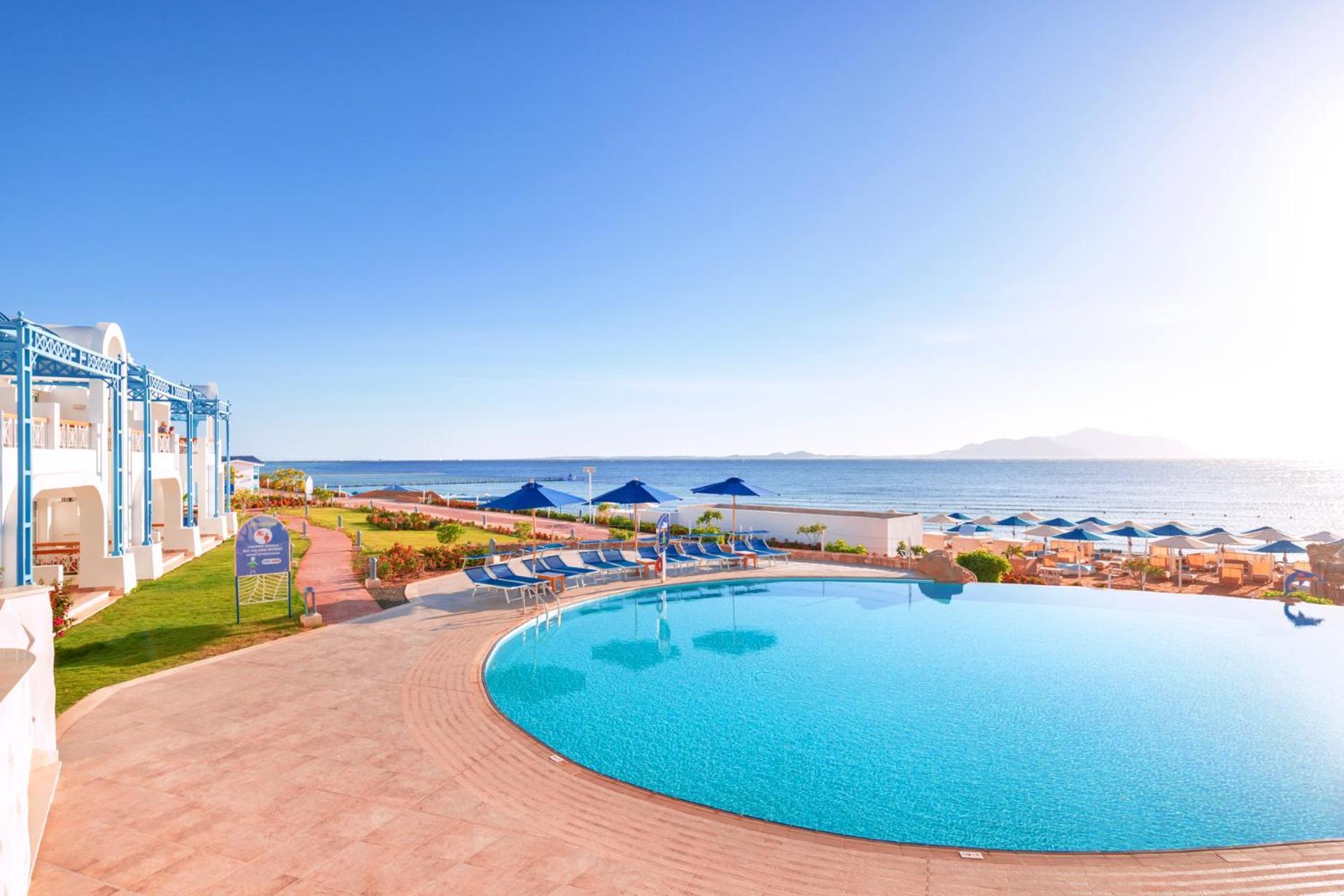 Pickalbatros Palace Sharm - "Aqua Park" Exterior foto A pool at a resort in Egypt